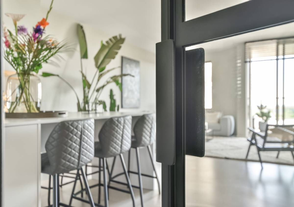 Dieci vantaggi delle porte interne a battente in vetro Dieci vantaggi delle porte interne a battente in vetro