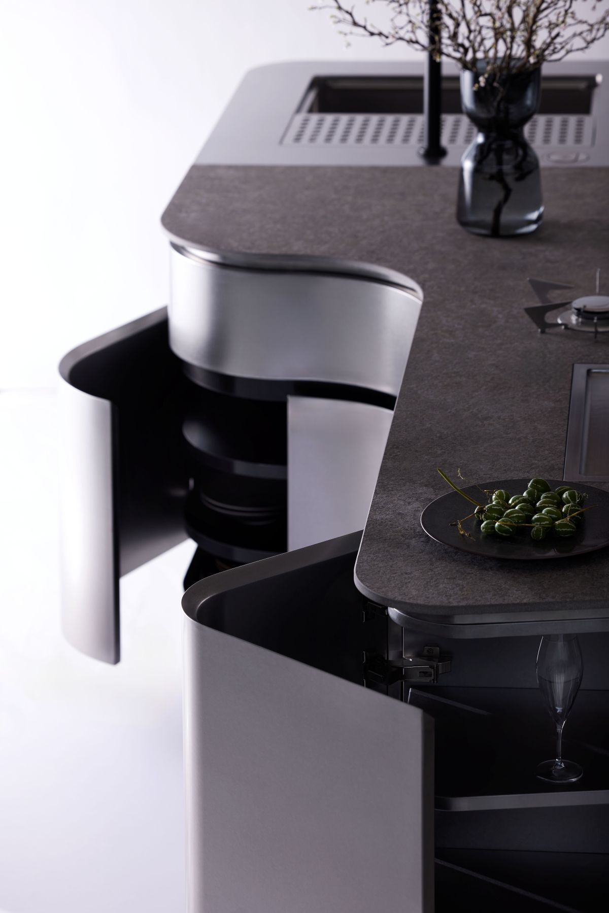 UNA CUCINA IN ACCIAIO INOX DALLA FORMA SCULTOREA, PROTAGONISTA DELL’AMBIENTE CUCINA UNA CUCINA IN ACCIAIO INOX DALLA FORMA SCULTOREA, PROTAGONISTA DELL’AMBIENTE CUCINA