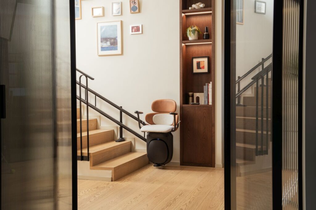 Montascale Joya di Stannah: design, sicurezza e comfort per una nuova mobilità domestica