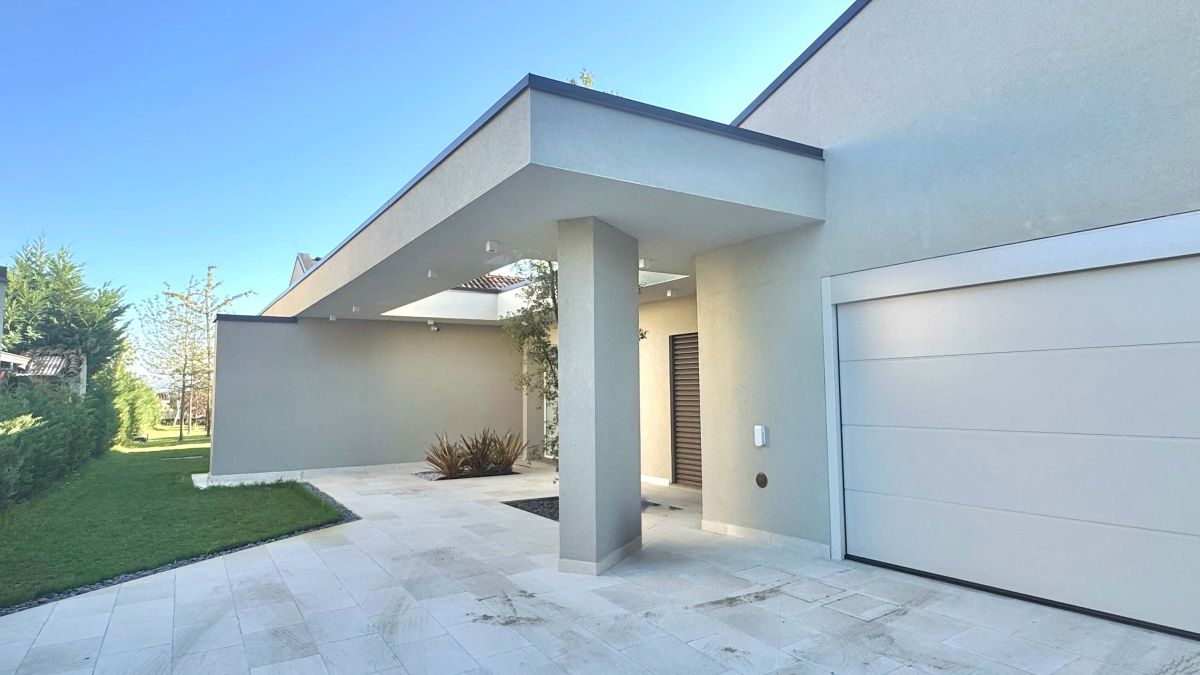 Portone sezionale Hörmann LPU 42: qualità personalizzata per il garage Portone sezionale Hörmann LPU 42: qualità personalizzata per il garage