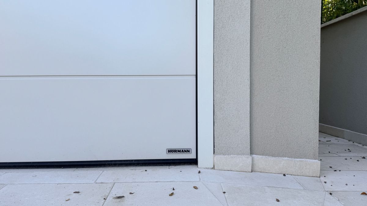 Portone sezionale Hörmann LPU 42: qualità personalizzata per il garage Portone sezionale Hörmann LPU 42: qualità personalizzata per il garage