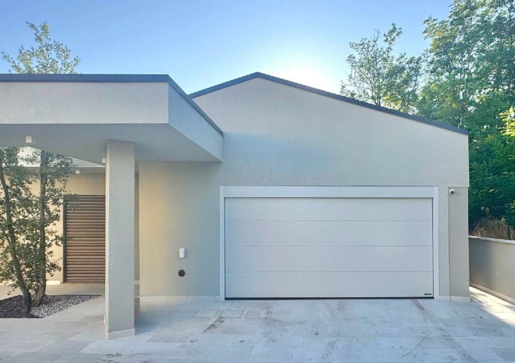 Portone sezionale Hörmann LPU 42: design, efficienza e personalizzazione per Casa M