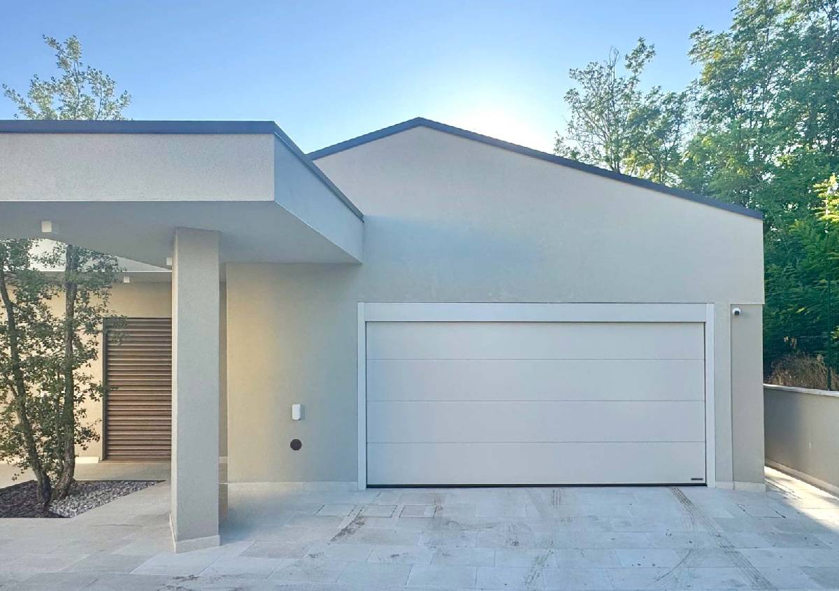 Portone sezionale Hörmann LPU 42 design, efficienza e personalizzazione per Casa M Portone sezionale Hörmann LPU 42 design, efficienza e personalizzazione per Casa M