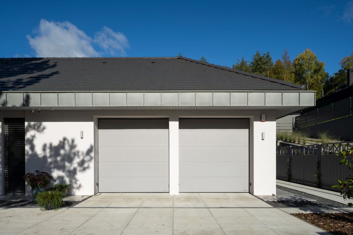 Grigio chiaro RAL 7030: continuità visiva e più luce con UniTherm e MODERN AW.10.115 Grigio chiaro RAL 7030: continuità visiva e più luce con UniTherm e MODERN AW.10.115