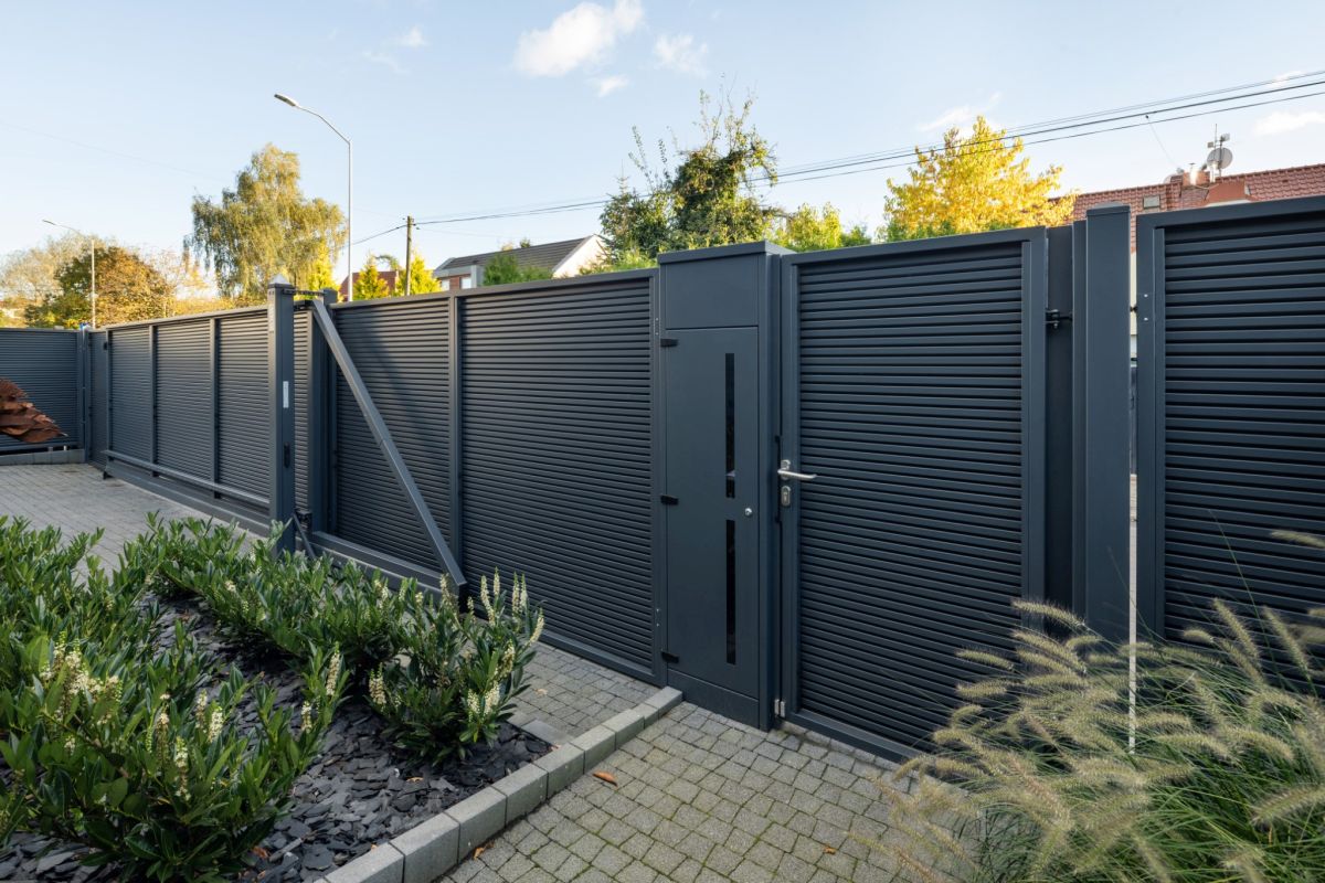 Portoni da garage e recinzioni: il grigio come chiave del progetto contemporaneo Portoni da garage e recinzioni: il grigio come chiave del progetto contemporaneo