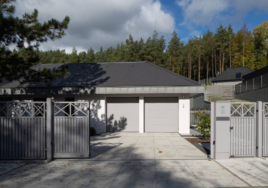 Portoni da garage e recinzioni WIŚNIOWSKI: dal grigio chiaro all’antracite il colore diventa progetto