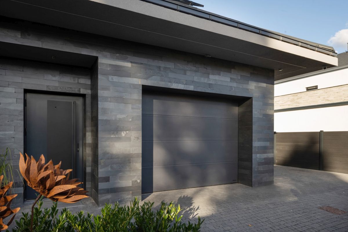 Portoni da garage e recinzioni: il grigio come chiave del progetto contemporaneo Portoni da garage e recinzioni: il grigio come chiave del progetto contemporaneo