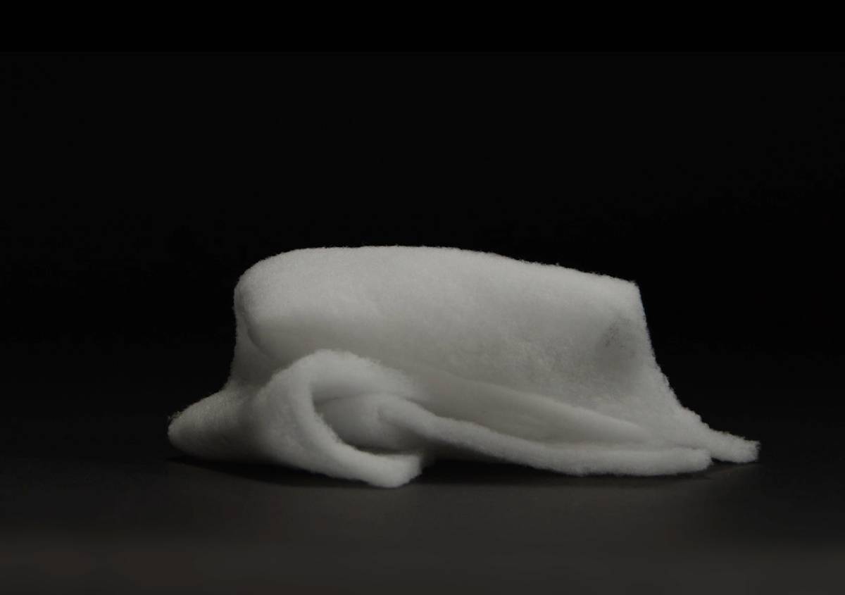 Freedom: l’imbottitura ecocompatibile realizzata con bottiglie, spine, connettori e cavi Freedom: l’imbottitura ecocompatibile realizzata con bottiglie, spine, connettori e cavi