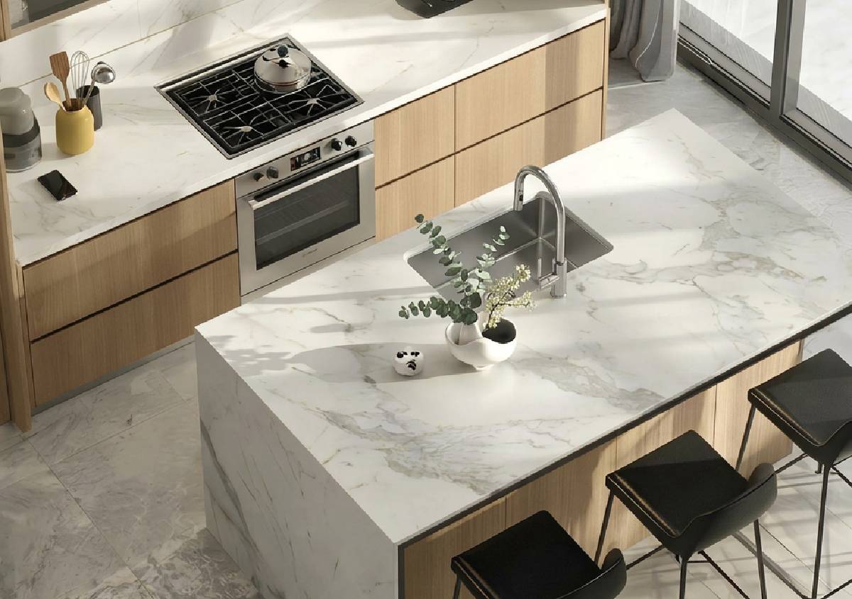 Top cucina effetto marmo e pietra Iconic Compact di Sadun tra estetica, resistenza e praticità
