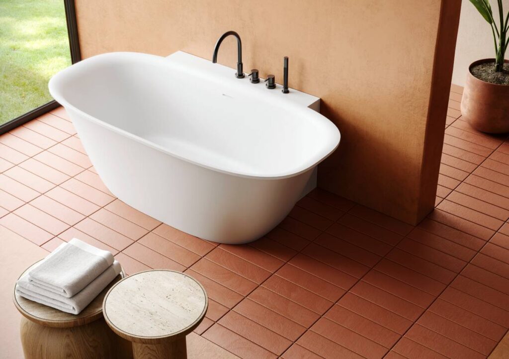 Vasca da bagno semi-freestanding Beta Evoque di Hidrobox: design e flessibilità