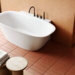 Vasca da bagno semi-freestanding Beta Evoque di Hidrobox: design e flessibilità