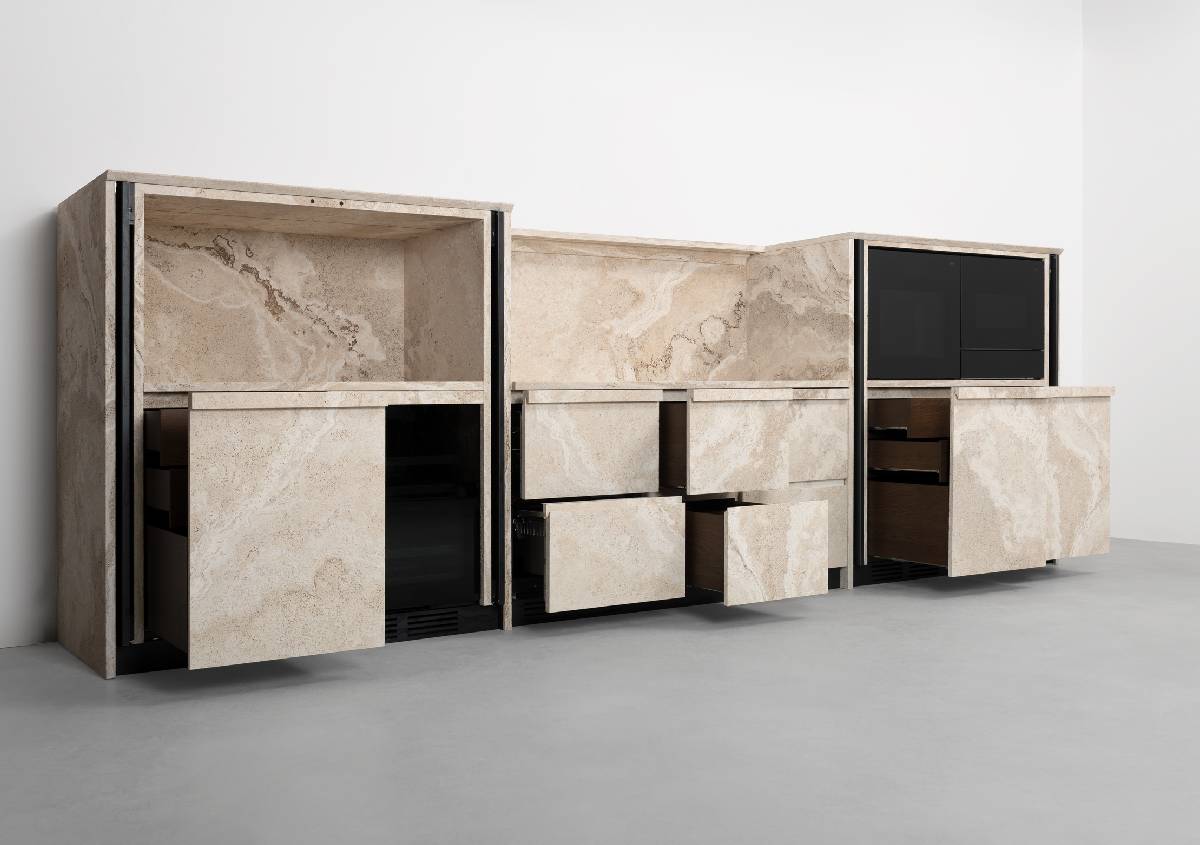 Travertino di Rapolano, rovere e lamiera naturale: il dialogo tra materia e tecnologia Travertino di Rapolano, rovere e lamiera naturale: il dialogo tra materia e tecnologia