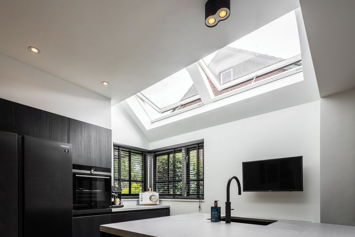 Finestra da tetto per cucine mansardate: più luce naturale e aria pulita Finestra da tetto per cucine mansardate: più luce naturale e aria pulita