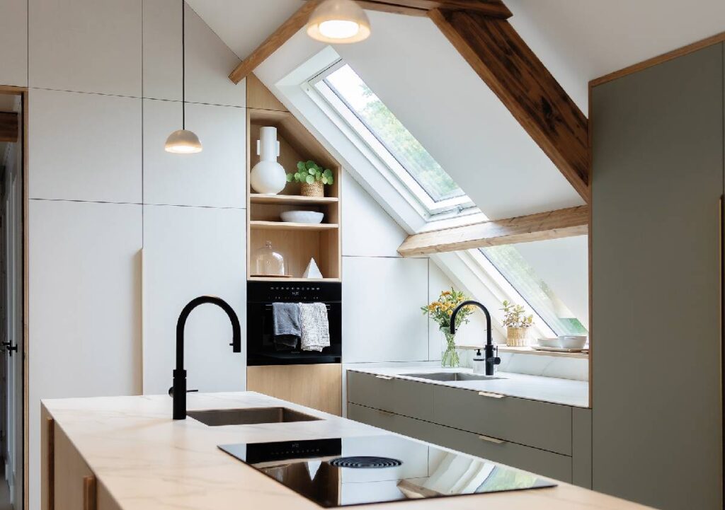 Finestra da tetto per cucine mansardate: FTU-V U5 FAKRO migliora luce, aria e comfort