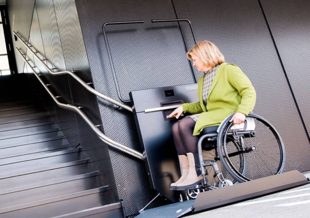 Servoscala a piattaforma per scale curve: GTLE di Mobility Carese, sicuro e salvaspazio