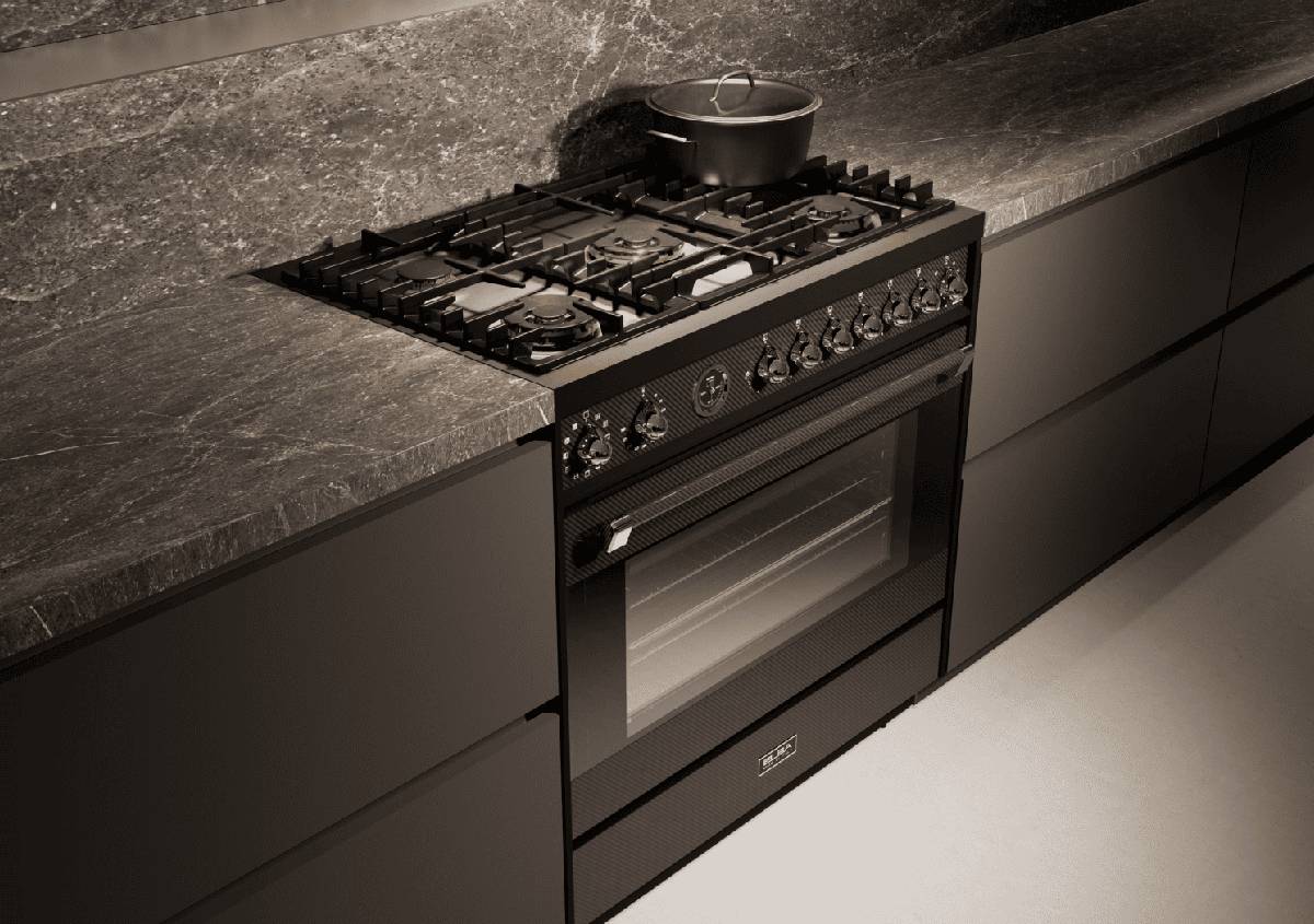Cucina freestanding in carbonio: il progetto Carbon Luxe di Elba Cucina freestanding in carbonio: il progetto Carbon Luxe di Elba