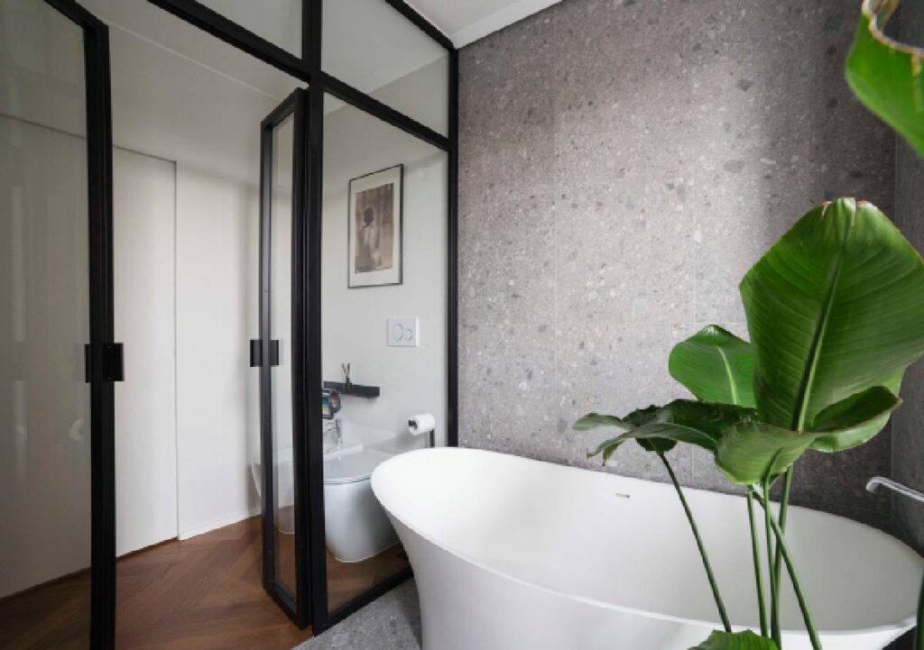 Equilibrio e connessione con la natura in bagno attraverso le piante