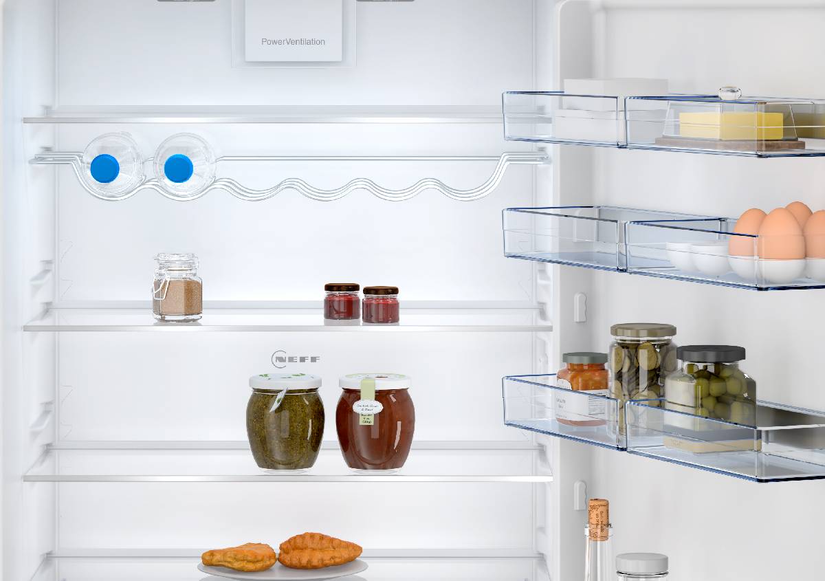 Frigorifero combinato XXL da incasso più spazio e controllo smart in cucina Frigorifero combinato XXL da incasso più spazio e controllo smart in cucina