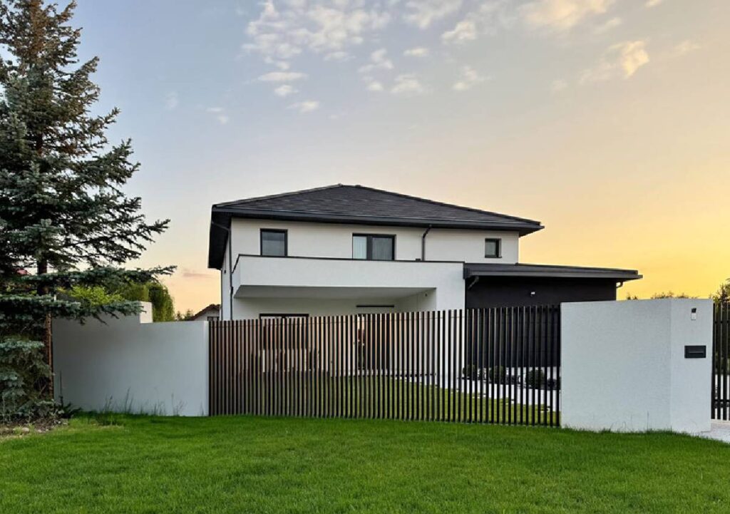 Recinzione INFINITY di WIŚNIOWSKI: sicurezza, continuità estetica e design per l’esterno casa