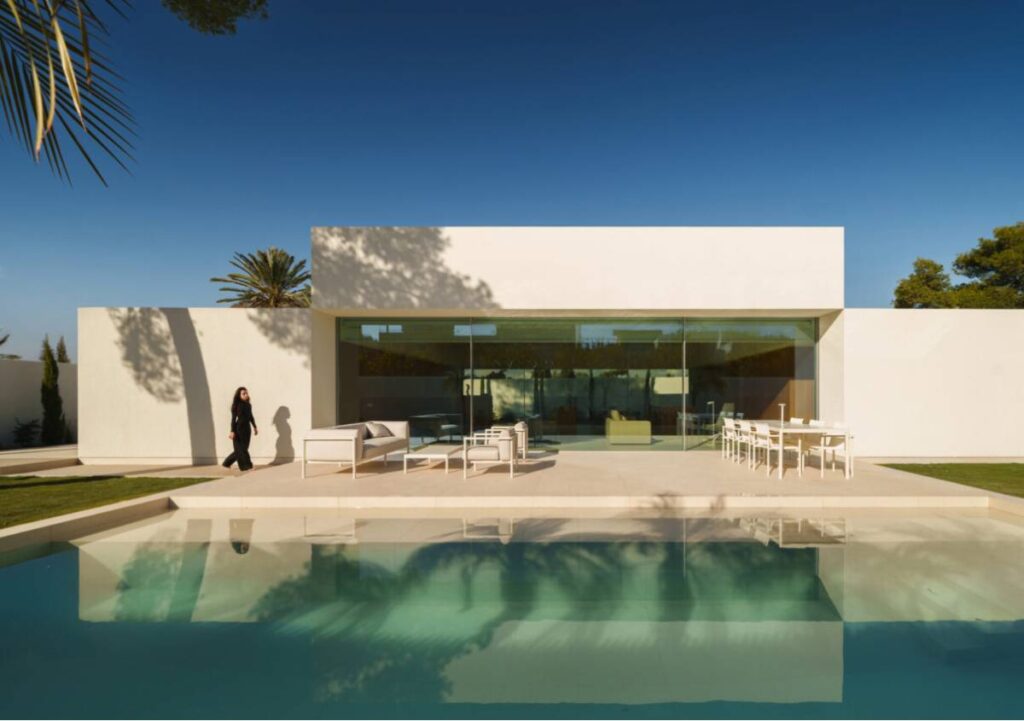 Dalla piscina-oggetto alla piscina-paesaggio: quando l’acqua diventa parte dell’architettura e definisce la nuova stanza all’aperto