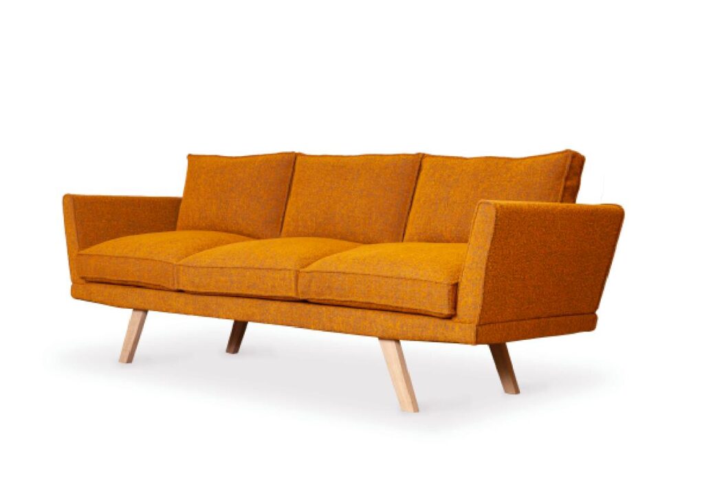 Divano Juri: legno massello, tessuti riciclati e comfort contemporaneo