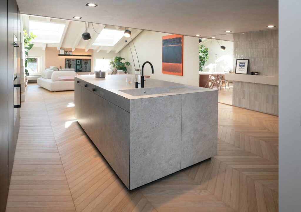 Isola cucina in Dekton: un volume monolitico tra design e funzioni integrate