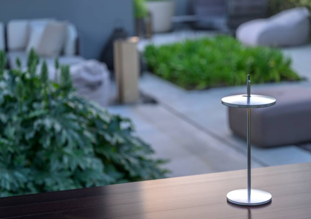 Lampada outdoor in ottone Thaïs: la finitura SilverMoon di Platek