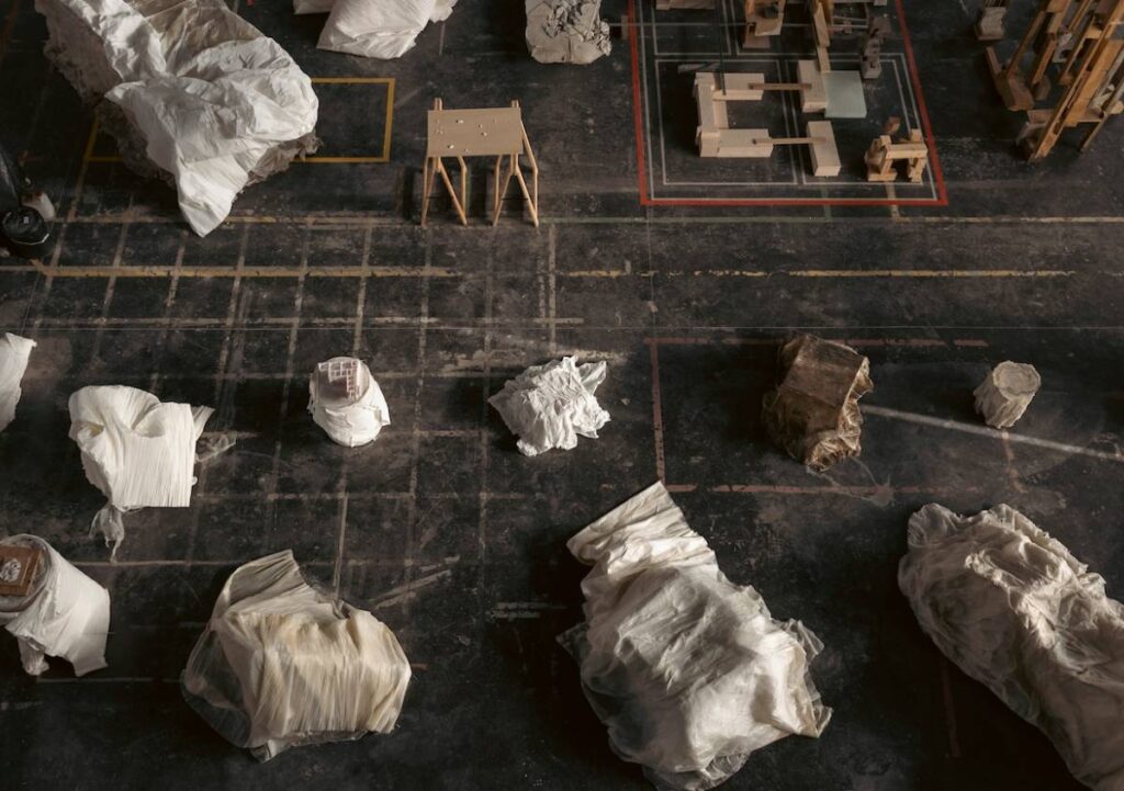 Materiali di scarto: rotoli di carta plissettati diventano prototipi d’arredo