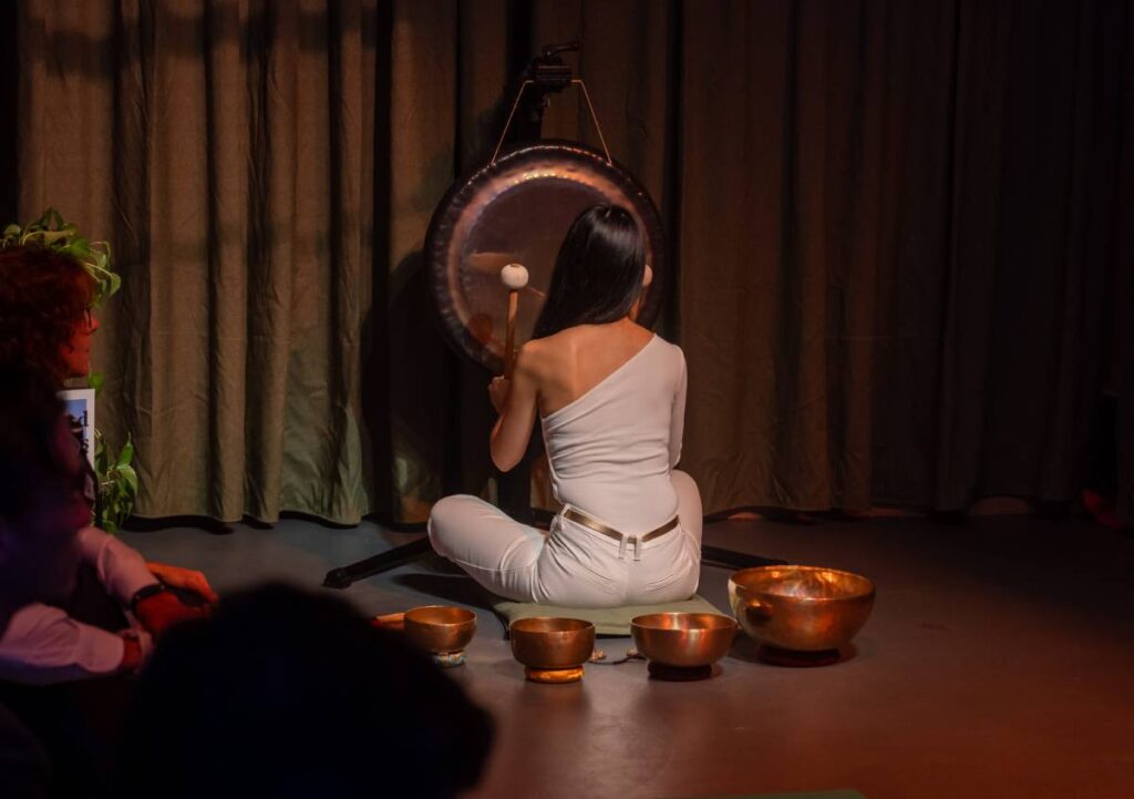 Comfort acustico e benessere: a Milano un’esperienza immersiva tra suono e silenzio