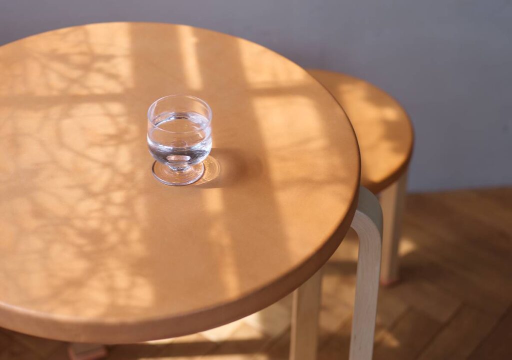 Materiali naturali nel design: Artek e Hender Scheme raccontano il tempo attraverso legno e pelle