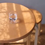Materiali naturali nel design: Artek e Hender Scheme raccontano il tempo attraverso legno e pelle