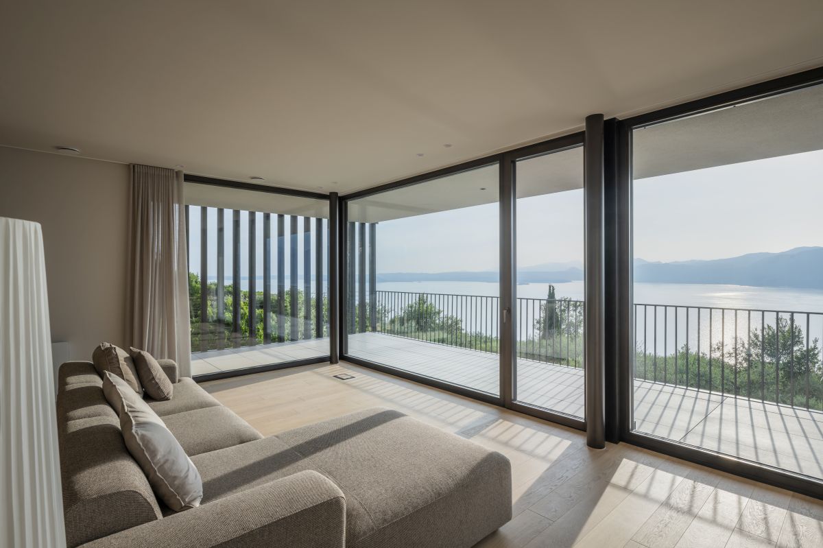 Villa sul Lago di Garda: distribuzione degli spazi e continuità con l’esterno Villa sul Lago di Garda: distribuzione degli spazi e continuità con l’esterno