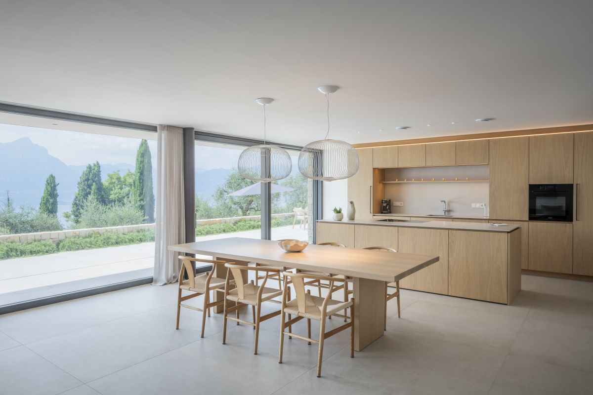 Villa sul Lago di Garda: distribuzione degli spazi e continuità con l’esterno Villa sul Lago di Garda: distribuzione degli spazi e continuità con l’esterno