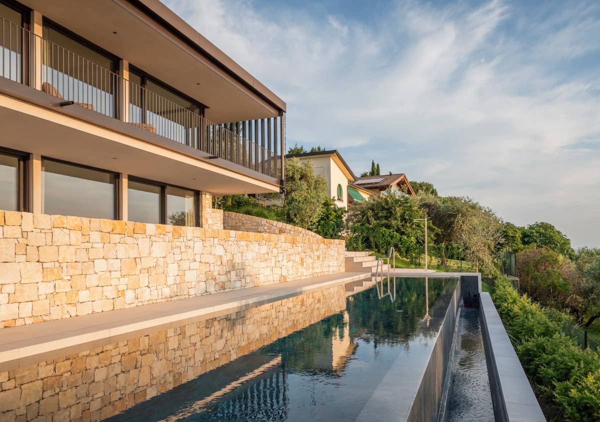 Villa sul Lago di Garda: luce, legno e materia nel progetto Rubner Haus Villa sul Lago di Garda: luce, legno e materia nel progetto Rubner Haus