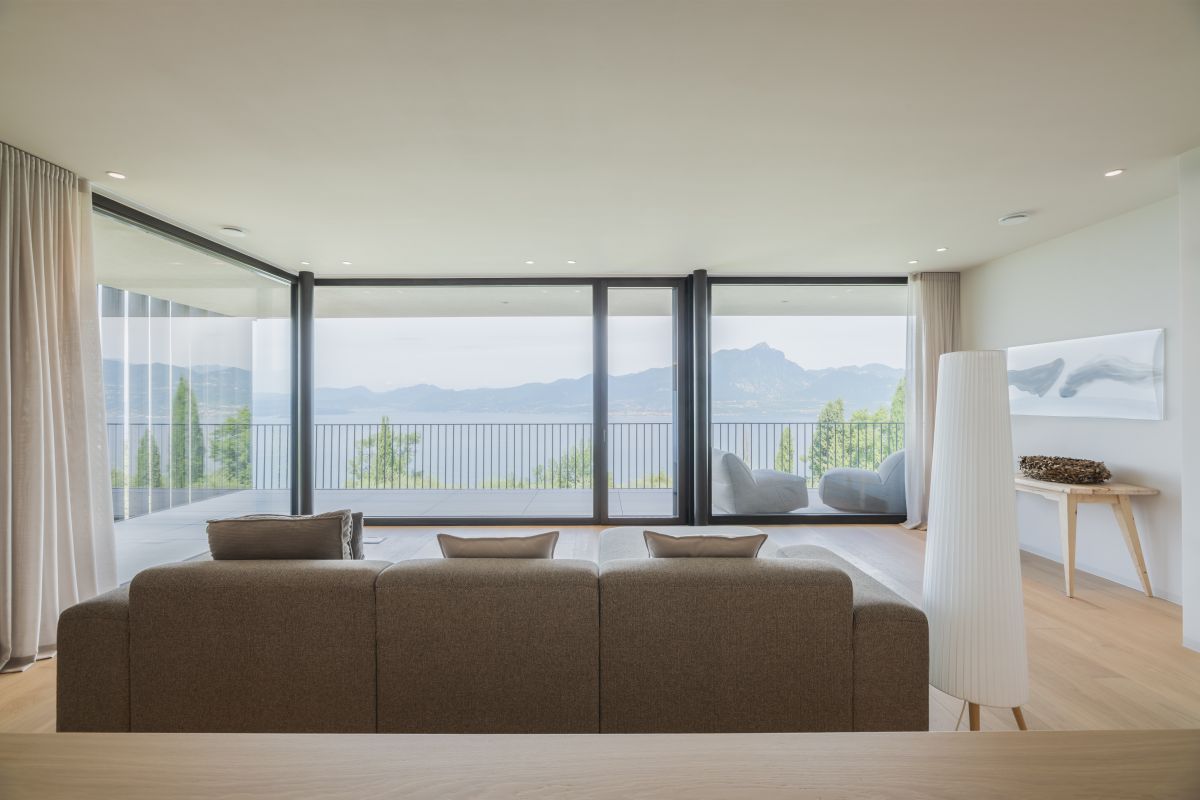 Luce naturale e materiali essenziali per un interior luminoso Luce naturale e materiali essenziali per un interior luminoso