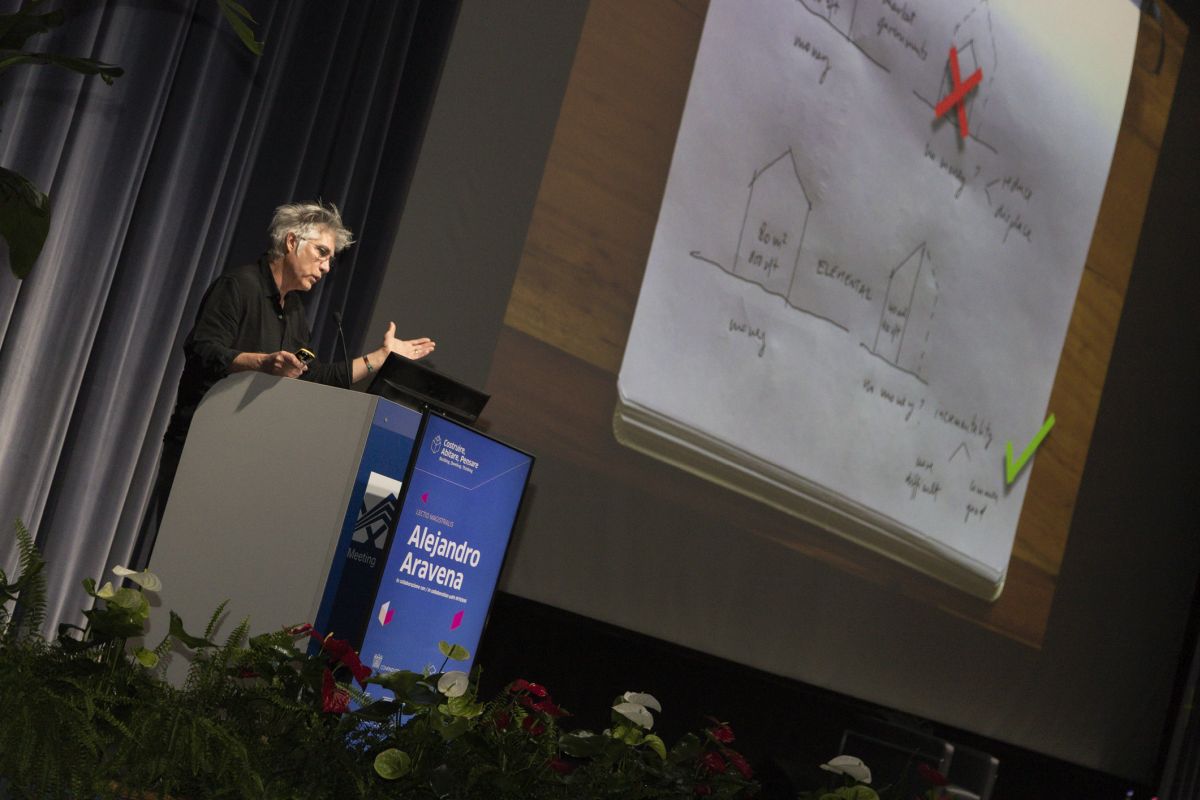 Alejandro Aravena a Cersaie 2026 architettura tra sostenibilità e responsabilità sociale Alejandro Aravena a Cersaie 2026 architettura tra sostenibilità e responsabilità sociale