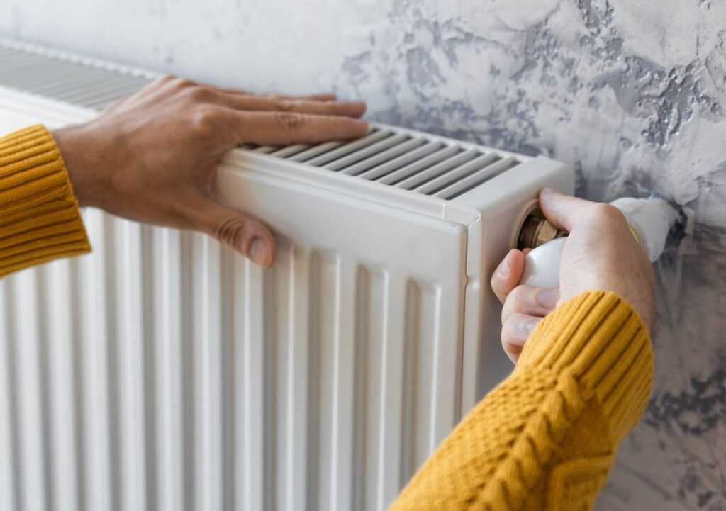 Freddo in arrivo: a che ora accendere i termosifoni per risparmiare