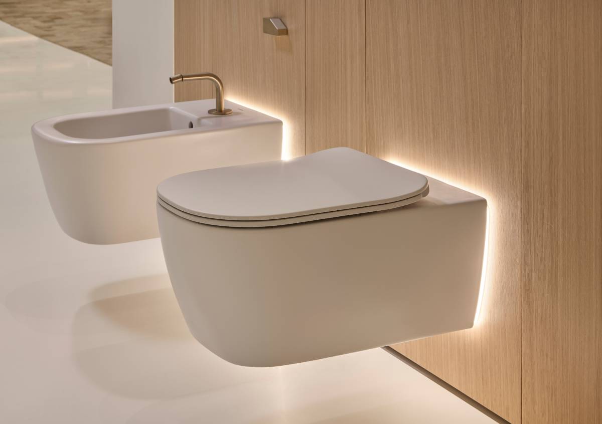 Illuminazione bagno KOM_LED porta la luce dietro i sanitari e ridisegna la parete Illuminazione bagno KOM_LED porta la luce dietro i sanitari e ridisegna la parete