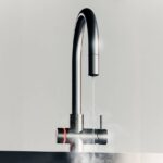 Miscelatore da cucina Idealaqua+ di QuadroDesign: sei funzioni in un solo rubinetto