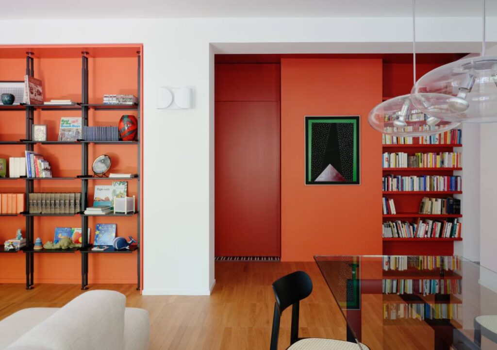 Ristrutturazione a Milano: il corridoio diventa protagonista tra luce e colore
